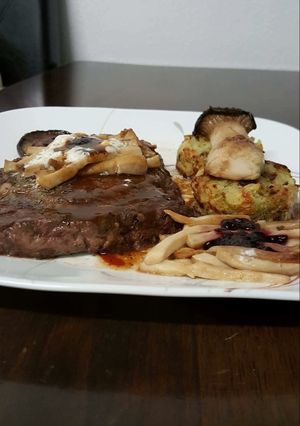 Hình của món Món steak, bông cãi nướng và nấm sò.