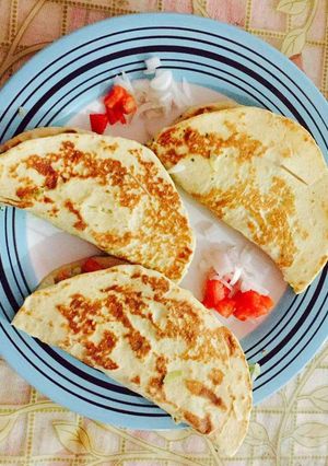 A picture of Chicken Naans.