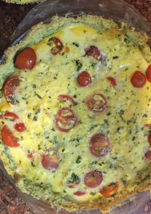 Una foto de Tarta caprese con masa de albahaca