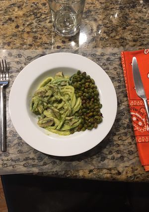 Una foto de Noodles de Zucchini con pesto de aguacate🥑