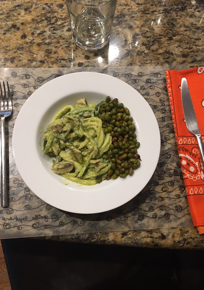 Una foto de Noodles de Zucchini con pesto de aguacate🥑