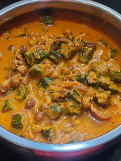 வெண்டைக்காய் சுண்டல் குழம்பு(ladaysfnger chana gravy recipe in tamil) செய்முறை முக்கிய புகைப்படம்