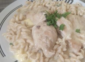 Une photo de Fusilli sauce Alfredo au poulet
