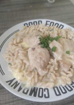 Une photo de Fusilli sauce Alfredo au poulet