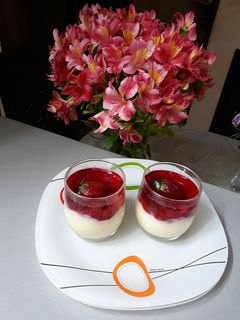 عکسی از دستور دسرمحلبی توت فرنگی