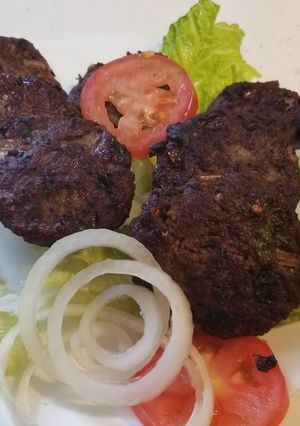 A picture of Kacha Keema ka kabab.