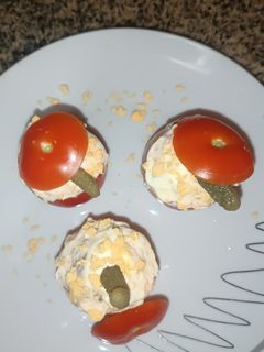 Una foto de Tomates rellenos con patatas alioli y anchoas