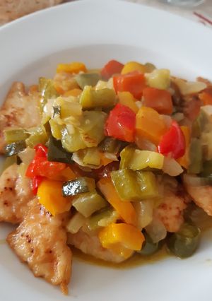 Una foto de Pollo a la jardinera