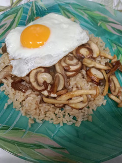 Una foto de Mix de setas con arroz y huevo
