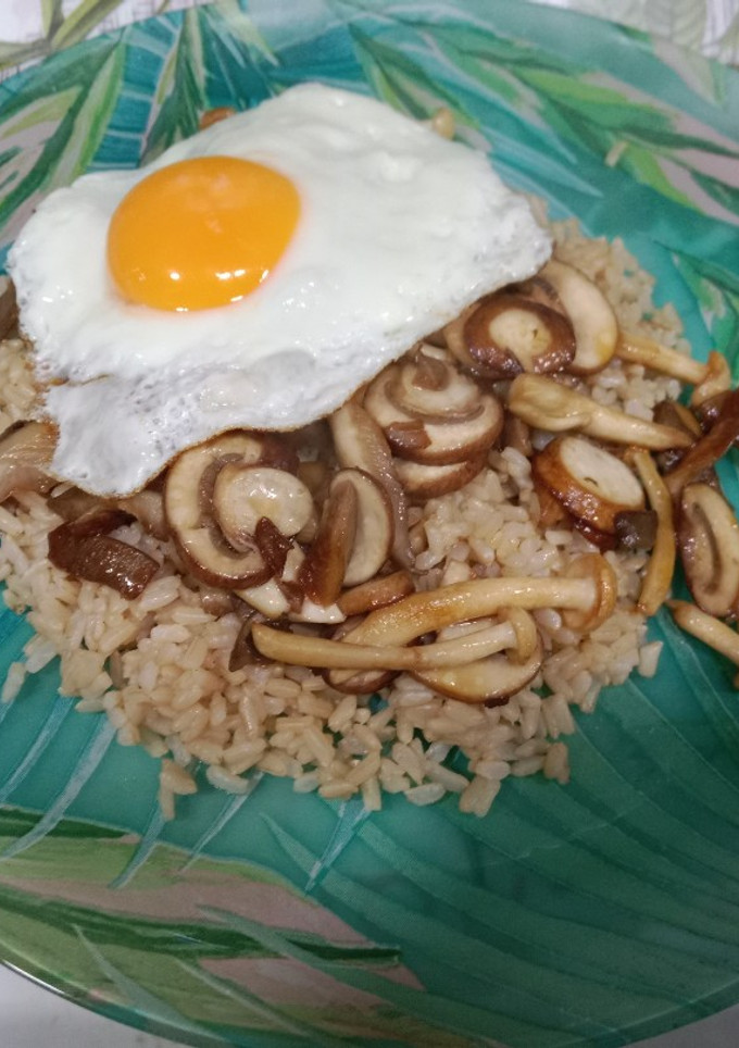 Una foto de Mix de setas con arroz y huevo