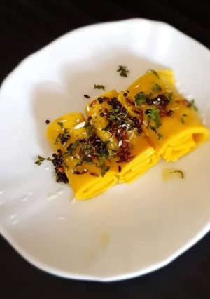 A picture of Coconut khandvi.