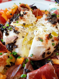 Una foto de Mi Burrata di Búfala con tomates confitados y jamón serrano 🔥🔥