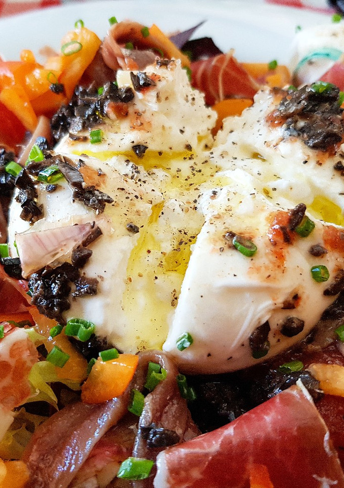 Una foto de Mi Burrata di Búfala con tomates confitados y jamón serrano 🔥🔥