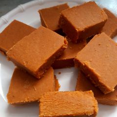 A picture of Gud papdi/sukhadi.