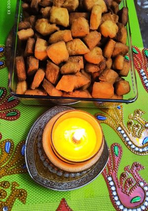 खुसखुशीत गोड शंकरपाळी (shankarpali recipe in marathi) रेसिपी चे मुख्य फोटो 