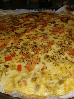 Una foto de Quiche de verduras y salmón