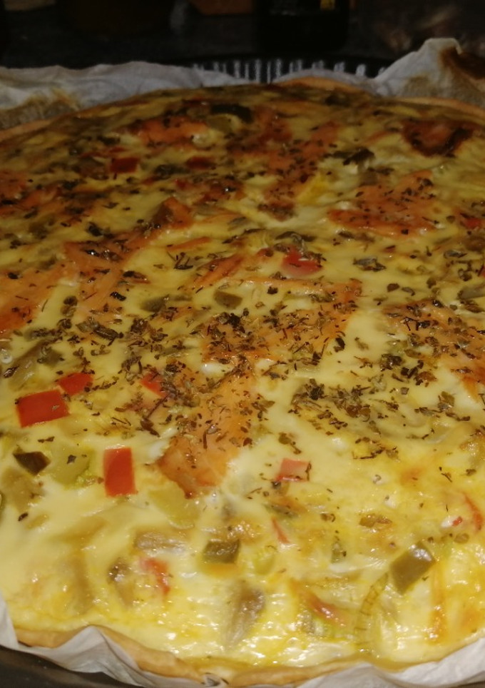 Una foto de Quiche de verduras y salmón
