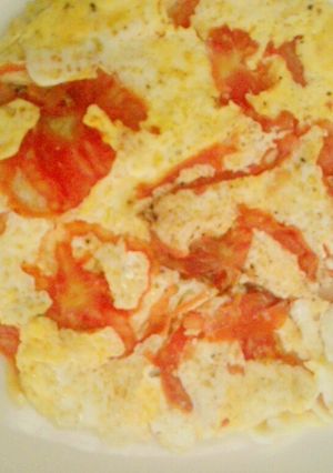 صورة لوصفة بيض مقلي بشرائح البندوره 🍅🍳