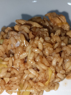 Una foto de Arroz con salchichas y tortilla