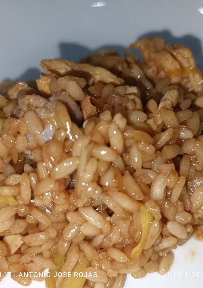 Una foto de Arroz con salchichas y tortilla
