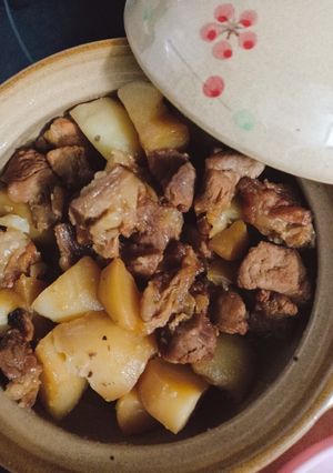 Hình của món Sườn non kho khoai tây.