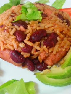 Una foto de Alubias rojas con arroz y longaniza