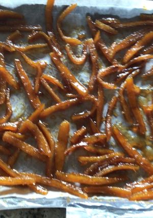 Una foto de Pieles de naranja confitada