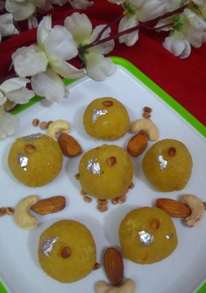 A picture of Stuffed coconut ladoo.