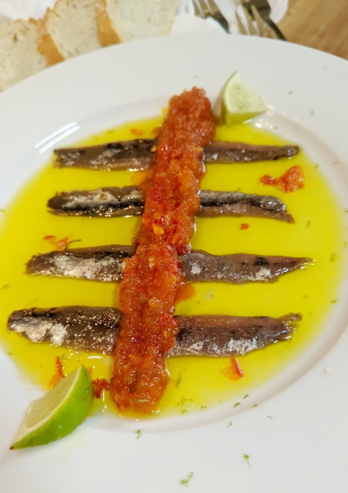 Una foto de Anchoas con confitura agridulce de pimiento rojo