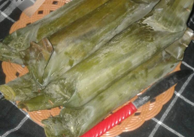 Bagaimana Menyiapkan Lontong daun pisang metode 5.30.7 yang Bikin Ngiler