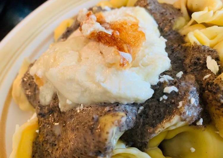 Tortellini con salsa de champis y queso rulo de cabra