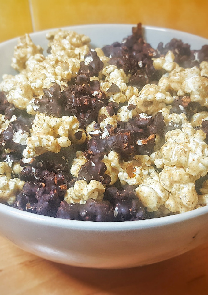 Una foto de Palomitas dulces de chocolate y crema de cacahuete