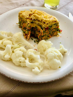 Una foto de Budín de zanahoria y perejil con coliflor al dente