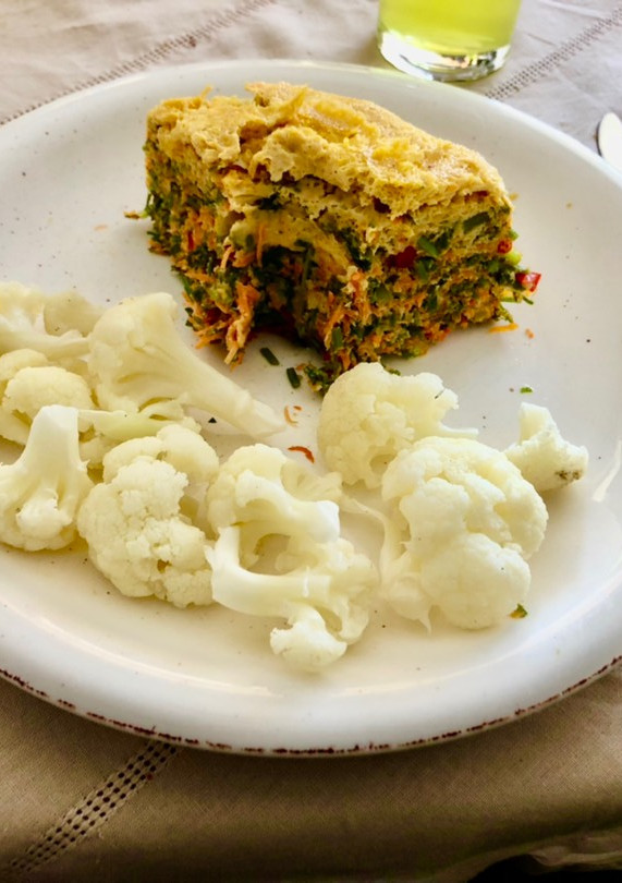 Una foto de Budín de zanahoria y perejil con coliflor al dente