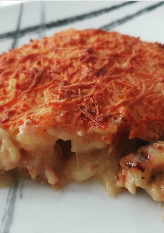 Una foto de Gratinado de pollo, patata y calabacín 🥔🍗🧀