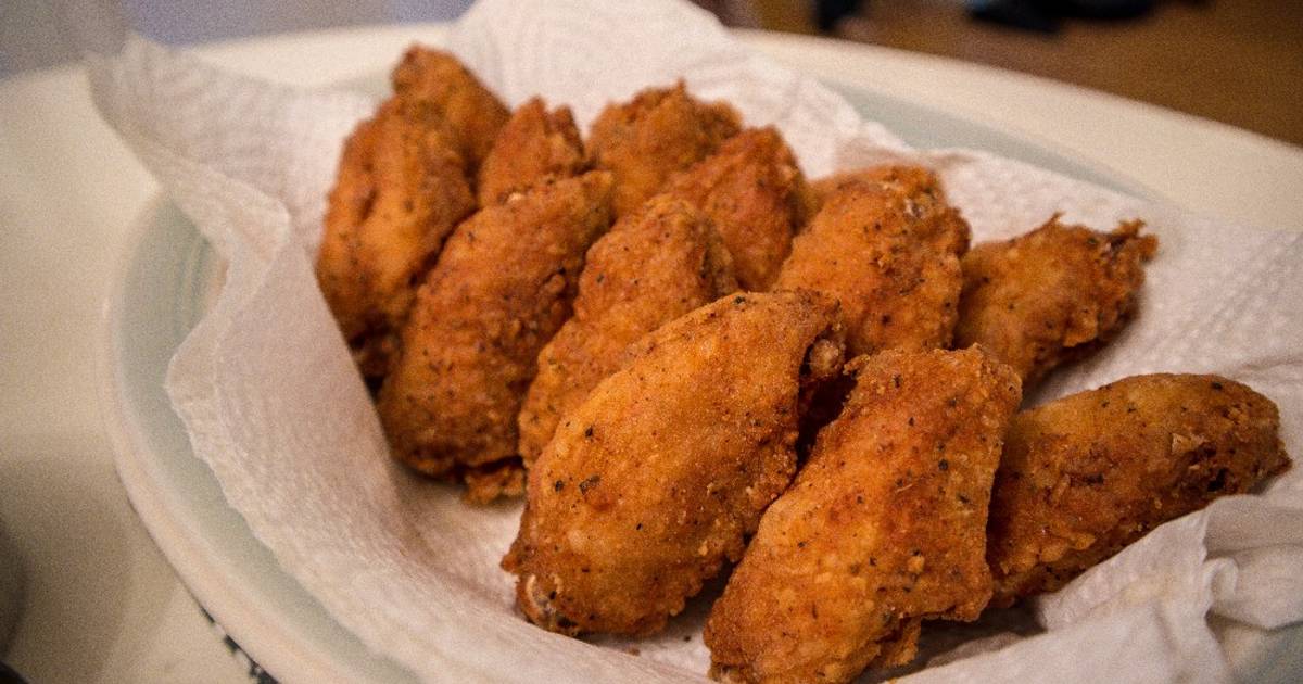 Deep fried Turkey wings smothered an covered in roasted garlic gravey.  Recipe by Brittney J - Cookpad