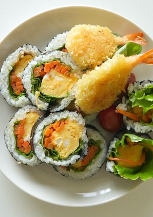 A picture of Simple gimbap that leaves you feeling light and fresh 🍙🥕🍃.