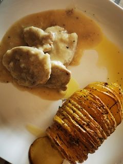 Una foto de Solomillo al vino blanco con patatas al horno