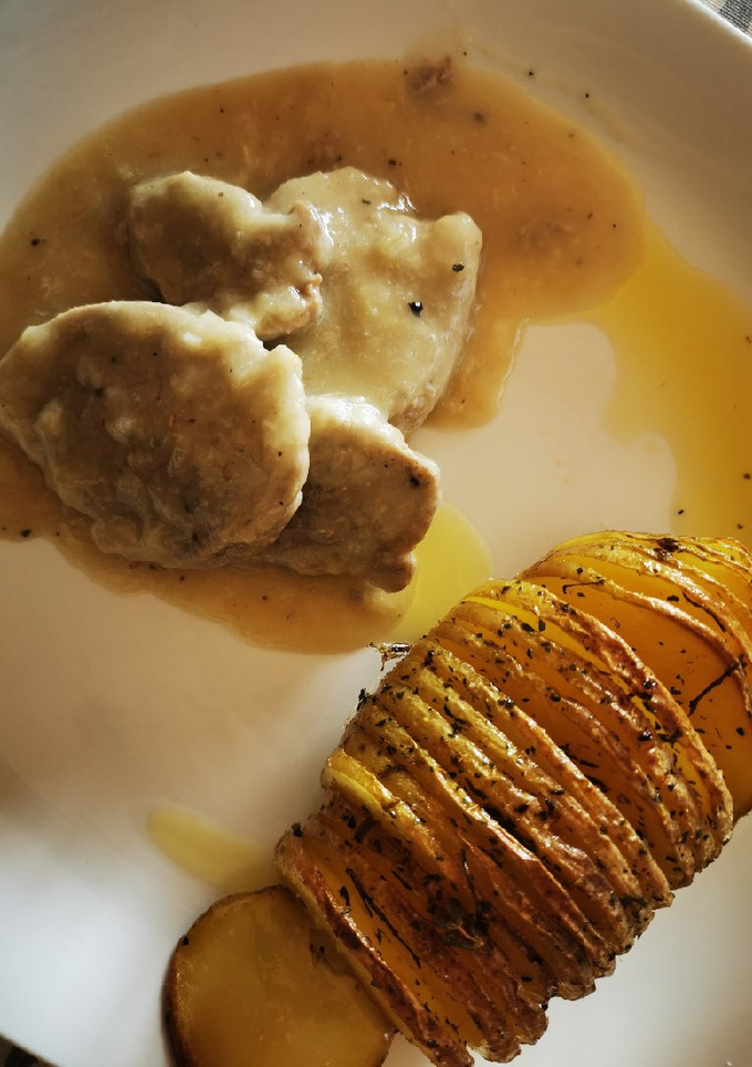Una foto de Solomillo al vino blanco con patatas al horno