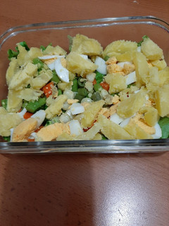 Una foto de Ensalada de verduritas, papa y huevo