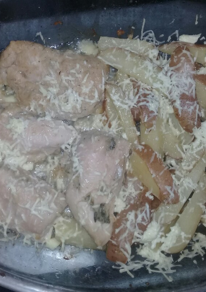 Una foto de Pollo al horno con papas 👌😋 súper ricoo