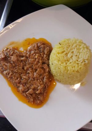 Una foto de Arroz graneado con salsa de lomitos de atún
