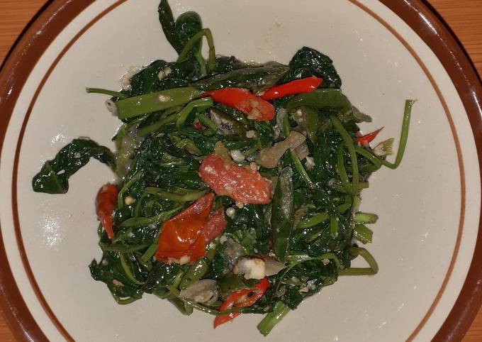 Langkah Mudah untuk Menyiapkan Cah kangkung pedas Anti Gagal