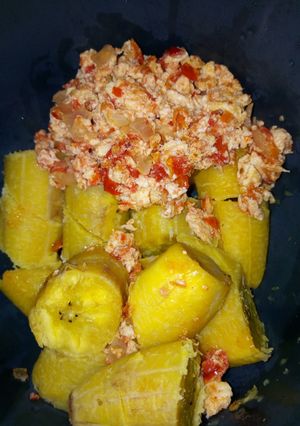 A picture of Ripe plantain with egg sauce.