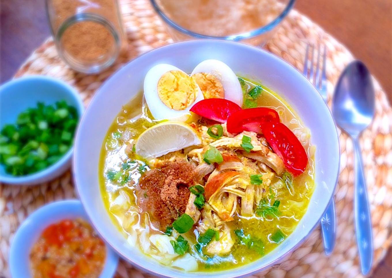 Cara Gampang Menyiapkan Soto Ayam Komplit yang Enak Banget