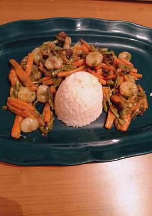 Una foto de Salteado de espárragos con gambas