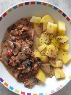 Una foto de Papas con salsa de champiñón