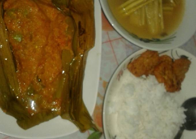 Bagaimana Menyiapkan Sayur asem kayu &amp; pepes ikan kembung mangga muda yang Bisa Manjain Lidah