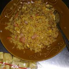 A picture of Nasi goreng sosis.