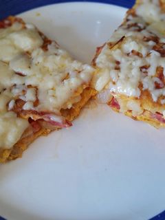 Una foto de Tortilla con papas, chorizo y cebolla, gratinada con queso